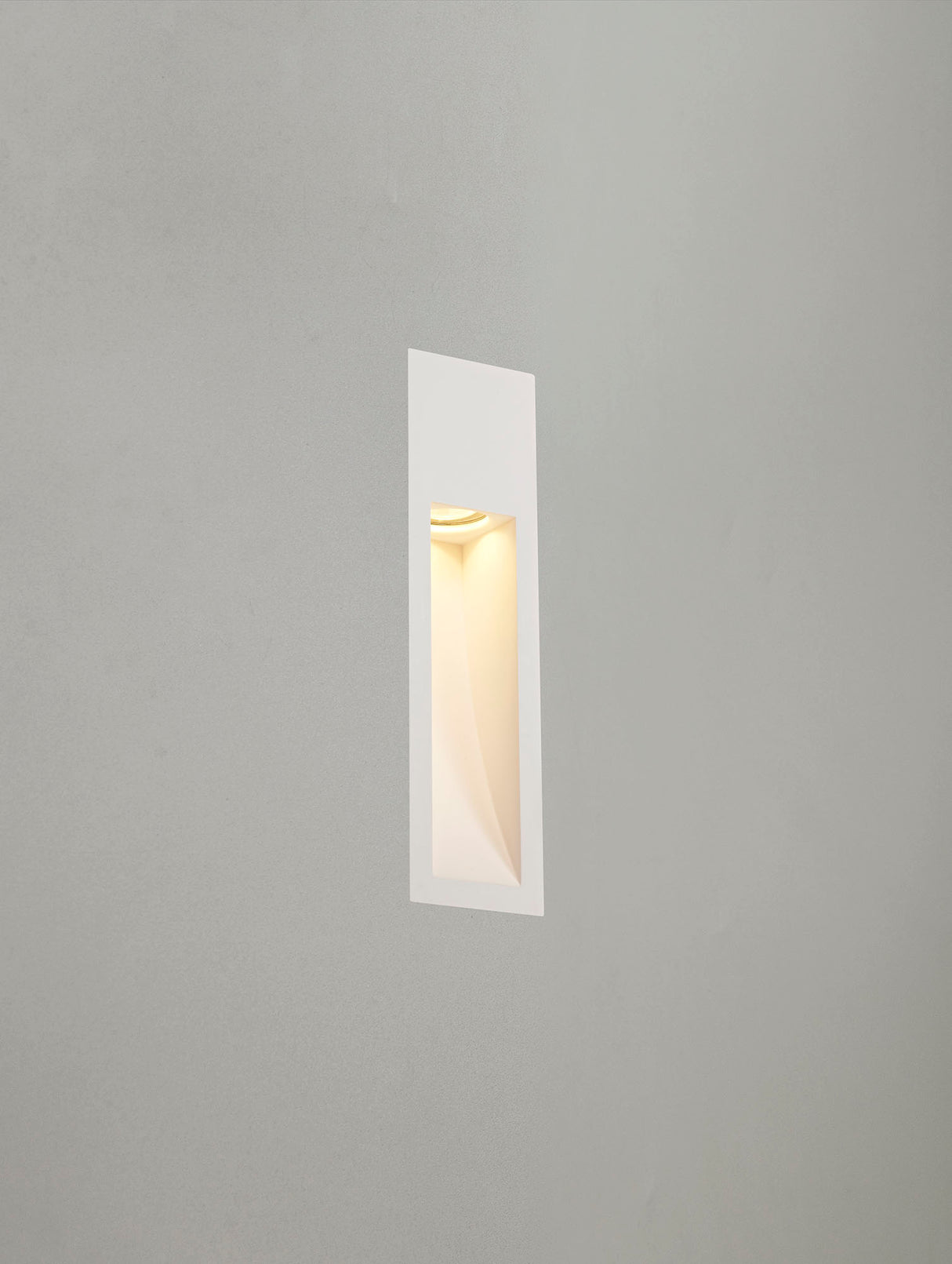 SKA2717 Skat Medium Wall 1 Light in a White Paintable Trimless Finish